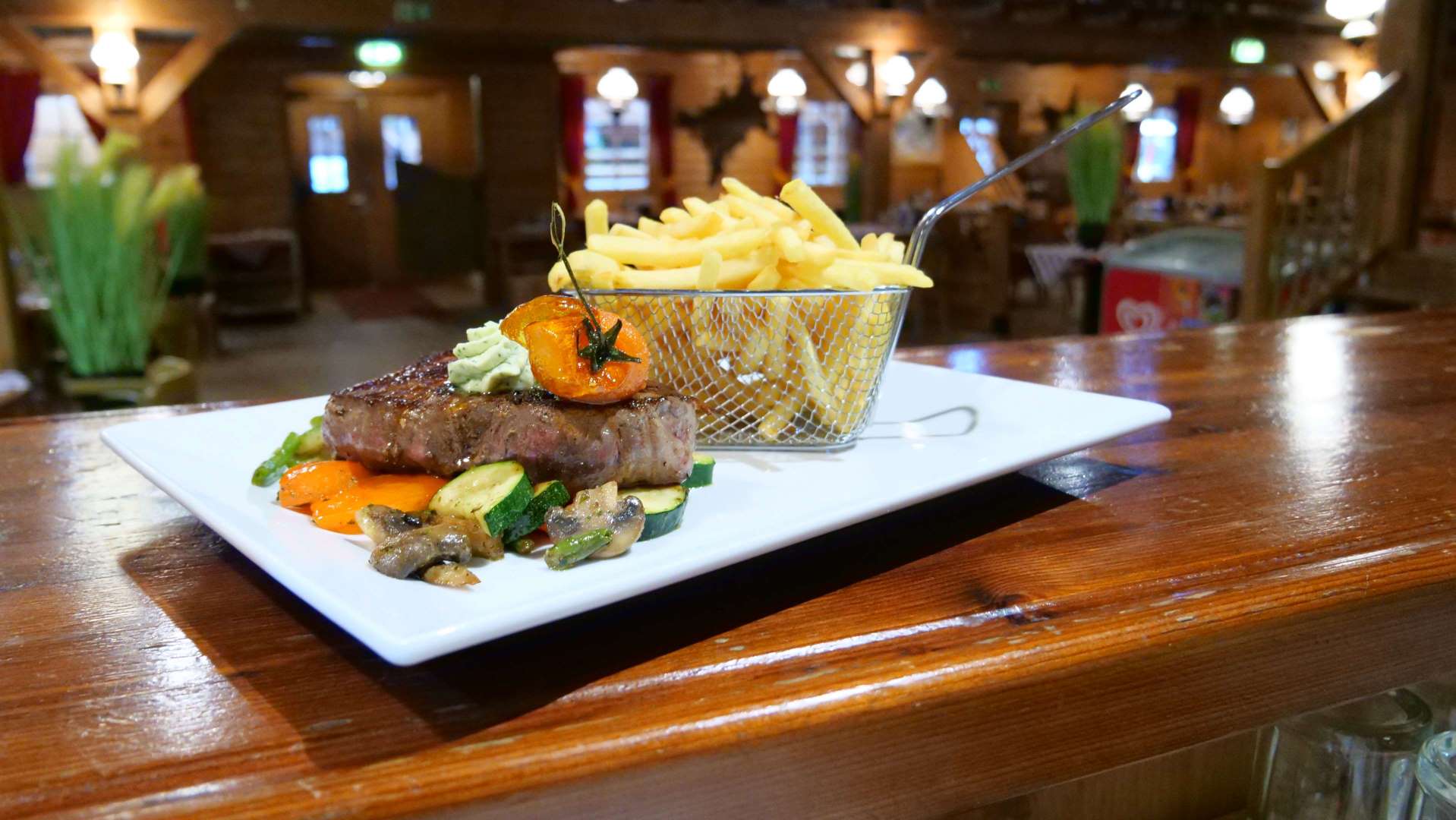 Gemütliches Steak-Dinner im Western Steakhouse Aschau – ideal bei Regenwetter im Zillertal
