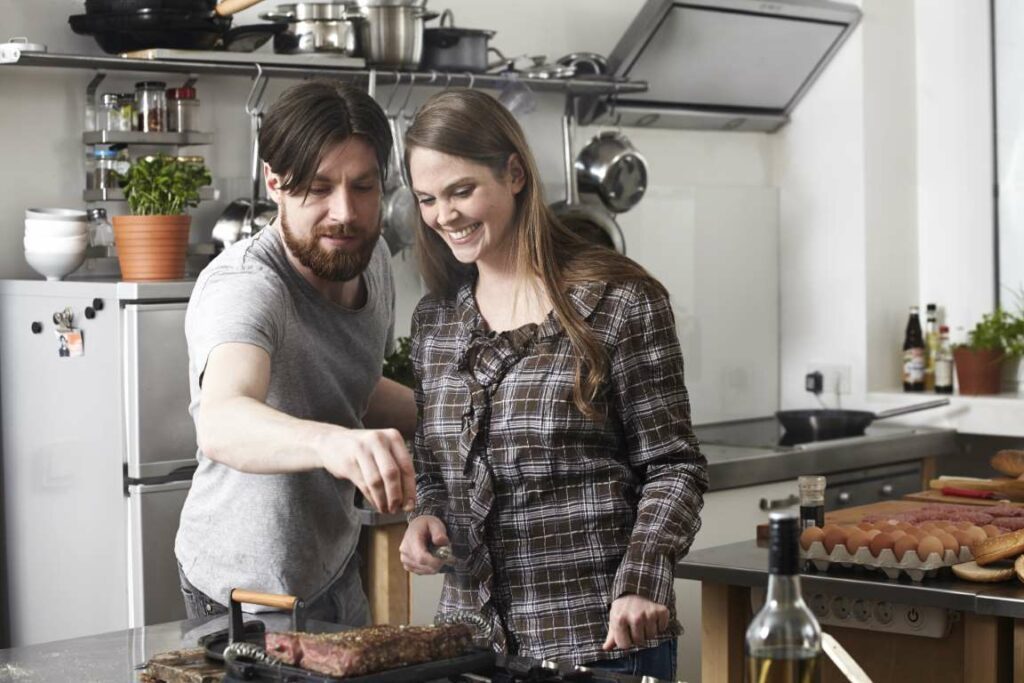 Zusammen Steaks zubereiten