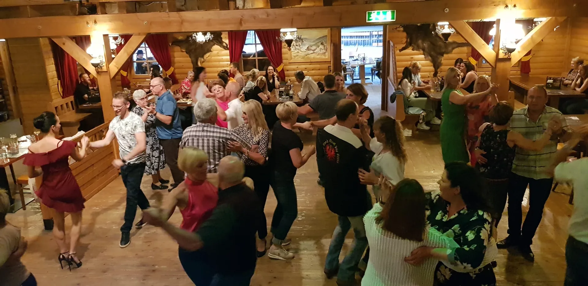 Live-Musik und Events im Western Steakhouse: Ein Abend voller Unterhaltung