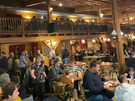 Voller Western Saloon bei einer Feier im Western Steakhouse Zillertal