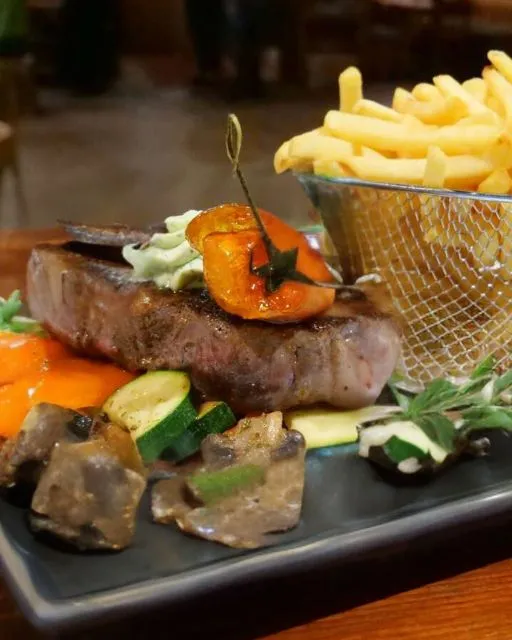 Steak mit Gemüse und Pommes im Western Steakhouse