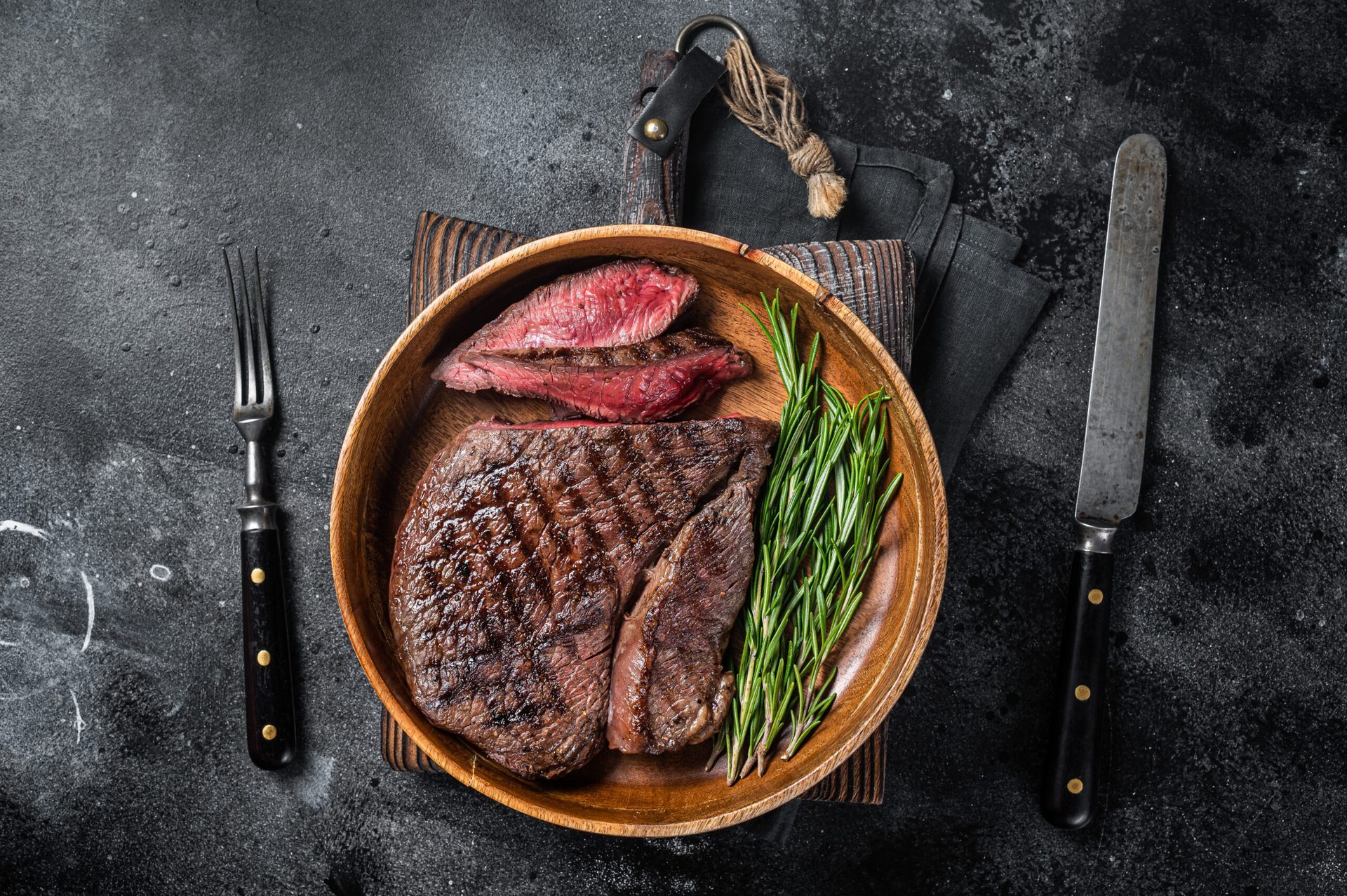 Rustikales Steak-Arrangement im Western Steakhouse